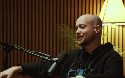 A kommentátor és a podcast szerepe egy felgyorsult világban